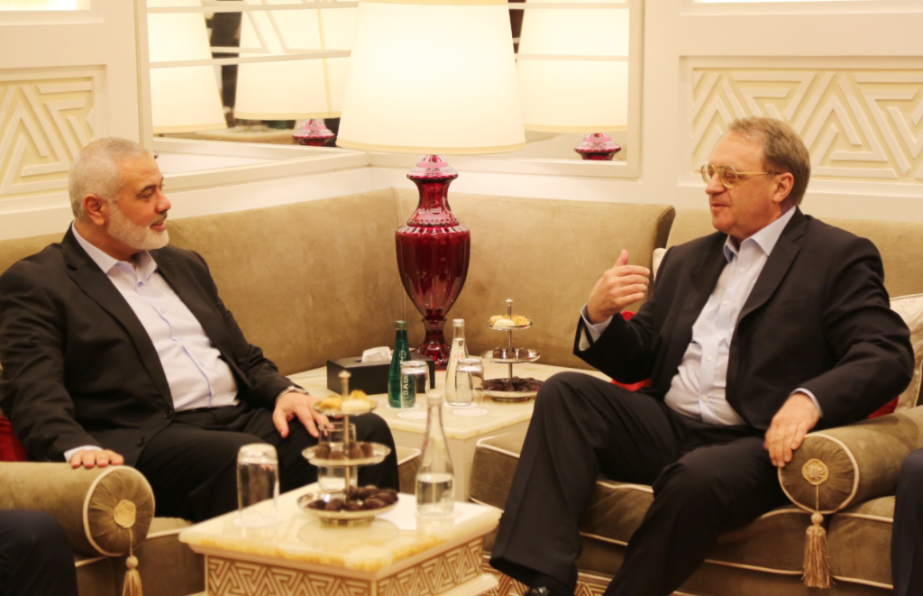 اجتمع وفد من قيادة حركة حماس قبيل الحرب في غزة مع "ميخائيل بوغنداف" مستشار الرئيس الروسي لشؤون الشرق الأوسط،